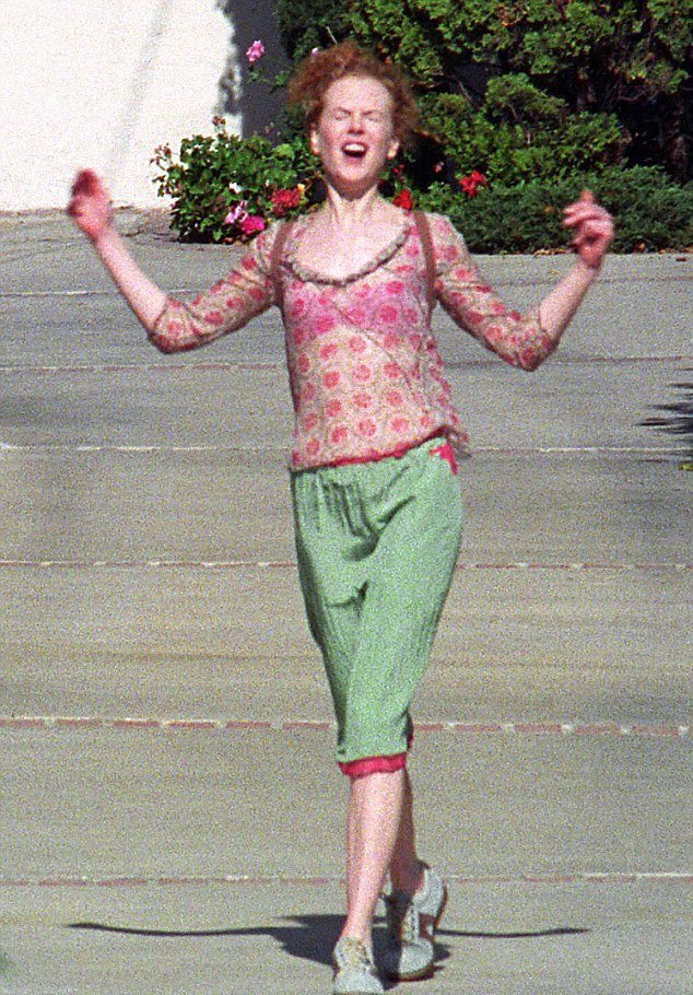 Κέιτι Χολμς: Χωρίς βέρα και με ψηλοτάκουνα μετά από πέντε χρόνια [εικόνες] | iefimerida.gr 1