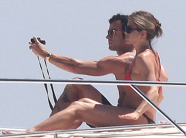 Η Τζένιφερ Άνιστον με μπικίνι σε γιοτ στο Κάπρι [εικόνες] | iefimerida.gr 0