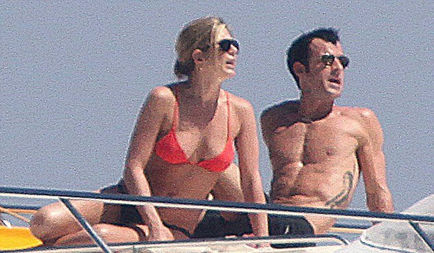 Η Τζένιφερ Άνιστον με μπικίνι σε γιοτ στο Κάπρι [εικόνες] | iefimerida.gr 3