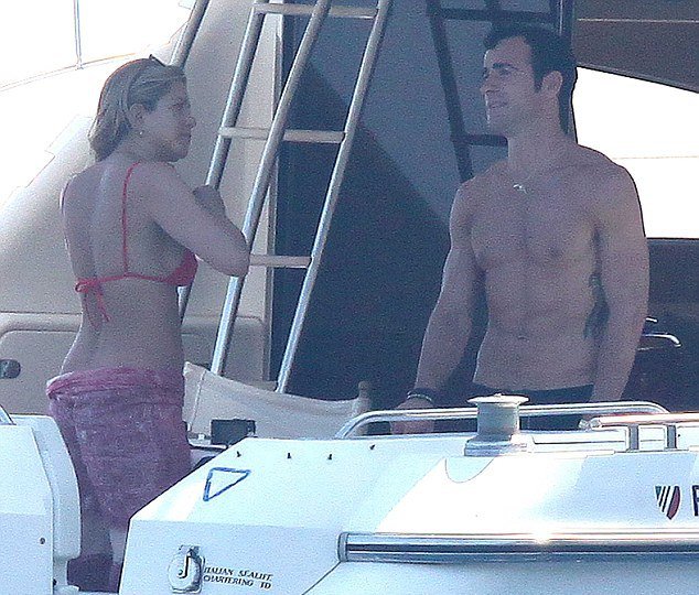 Η Τζένιφερ Άνιστον με μπικίνι σε γιοτ στο Κάπρι [εικόνες] | iefimerida.gr 2