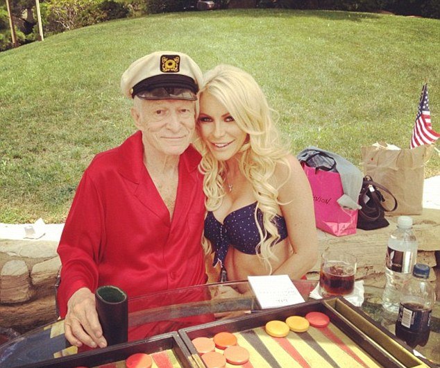 Ο Χιου Χέφνερ παίζει πλακωτό με 26χρονη [εικόνες] | iefimerida.gr 0