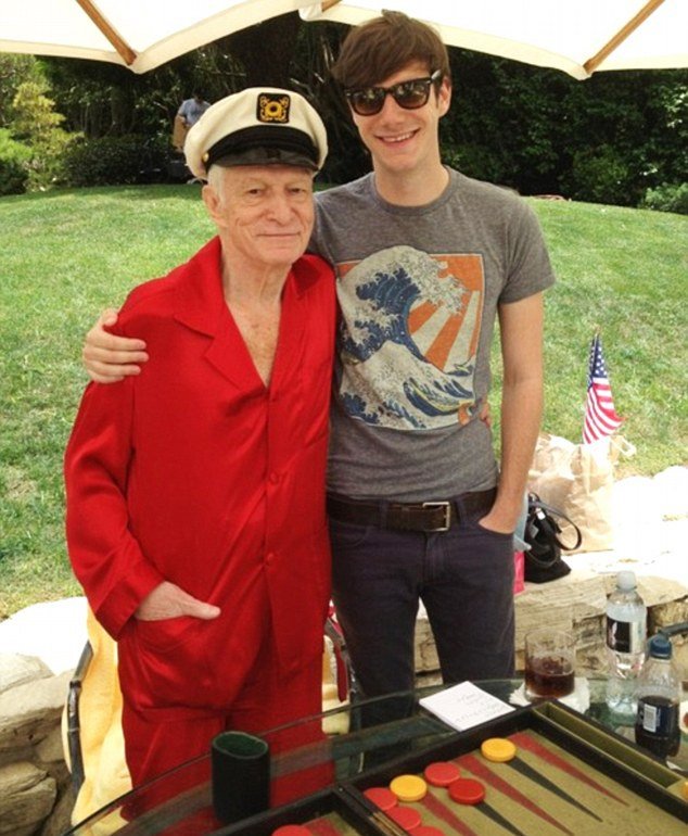 Ο Χιου Χέφνερ παίζει πλακωτό με 26χρονη [εικόνες] | iefimerida.gr 1