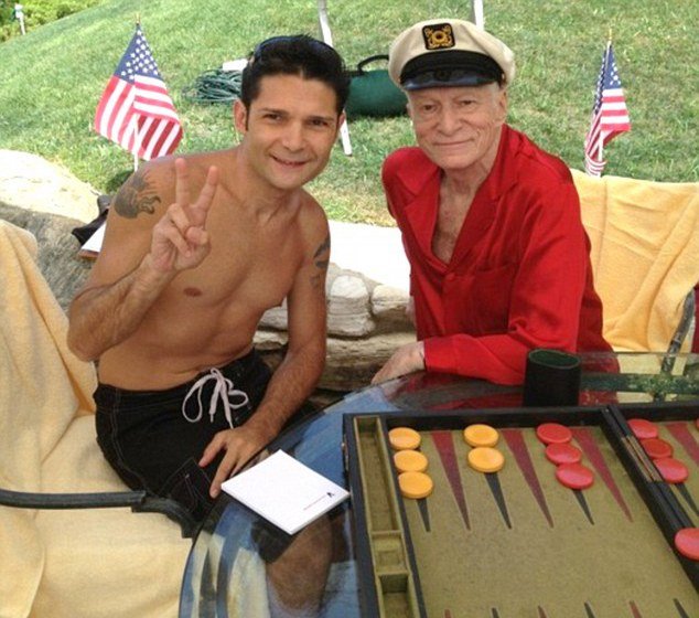 Ο Χιου Χέφνερ παίζει πλακωτό με 26χρονη [εικόνες] | iefimerida.gr 2