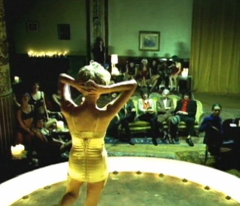 Η ηρωινομανής Τζολί έριχνε επί δυο χρόνια χυλόπιτα στον Τζάγγερ [εικόνες+ βίντεο] | iefimerida.gr 1