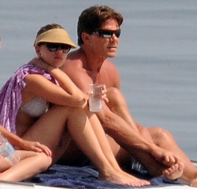 H «παιχνιδιάρα» Σκάρλετ Γιόχανσον με λευκό μπικίνι σε γιοτ στην Σικελία [εικόνες] | iefimerida.gr 3