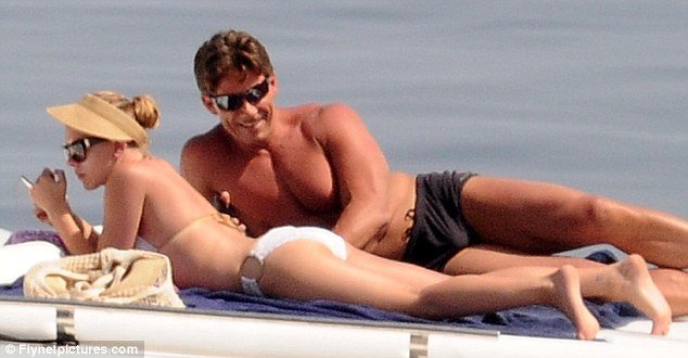 H «παιχνιδιάρα» Σκάρλετ Γιόχανσον με λευκό μπικίνι σε γιοτ στην Σικελία [εικόνες] | iefimerida.gr 2