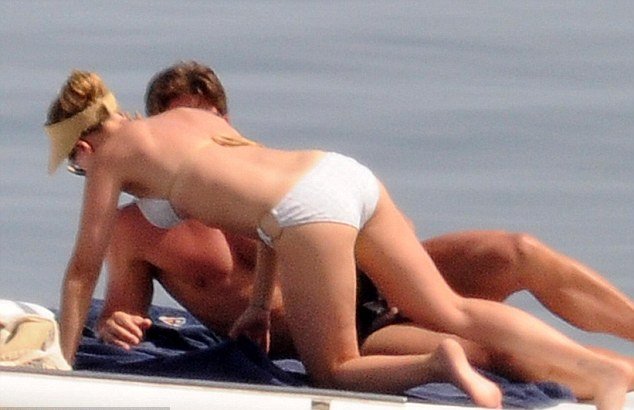 H «παιχνιδιάρα» Σκάρλετ Γιόχανσον με λευκό μπικίνι σε γιοτ στην Σικελία [εικόνες] | iefimerida.gr 1