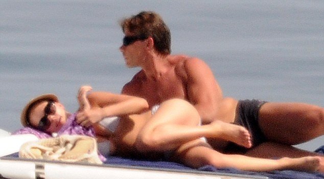 H «παιχνιδιάρα» Σκάρλετ Γιόχανσον με λευκό μπικίνι σε γιοτ στην Σικελία [εικόνες] | iefimerida.gr 0