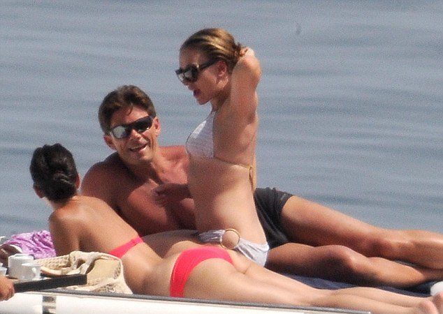 H «παιχνιδιάρα» Σκάρλετ Γιόχανσον με λευκό μπικίνι σε γιοτ στην Σικελία [εικόνες] | iefimerida.gr 4