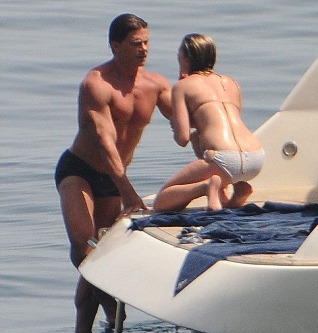 Η Σκάρλετ κάνει ντους ενώ ο σωματοφύλακας κρατάει το σαπούνι [εικόνες] | iefimerida.gr 2