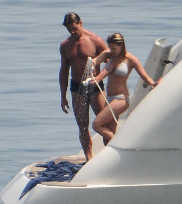 Η Σκάρλετ κάνει ντους ενώ ο σωματοφύλακας κρατάει το σαπούνι [εικόνες] | iefimerida.gr 3