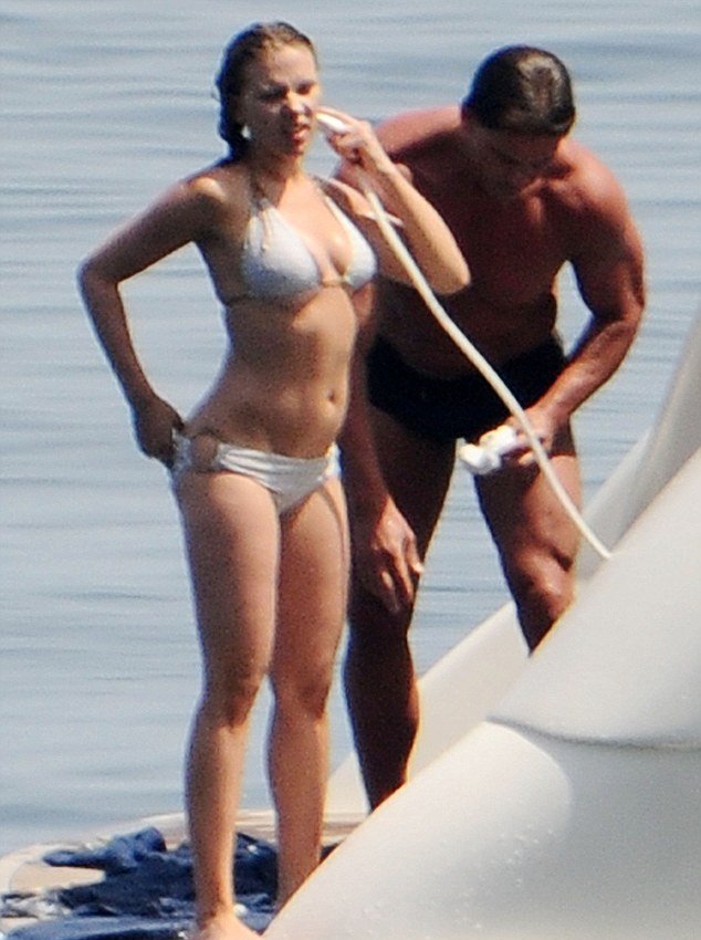 Η Σκάρλετ κάνει ντους ενώ ο σωματοφύλακας κρατάει το σαπούνι [εικόνες] | iefimerida.gr 1