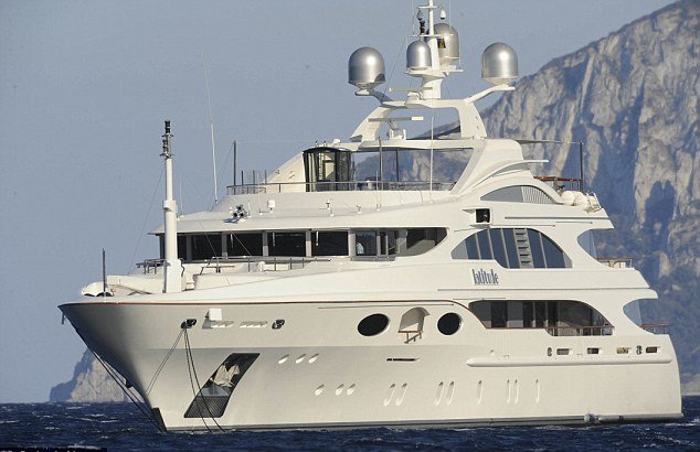 Η Ριάνα με μπικίνι και φίλες σε γιοτ στην Σαρδηνία [εικόνες] | iefimerida.gr 3