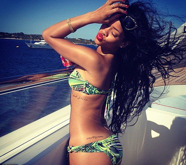 Η Ριάνα με μπικίνι και φίλες σε γιοτ στην Σαρδηνία [εικόνες] | iefimerida.gr 0