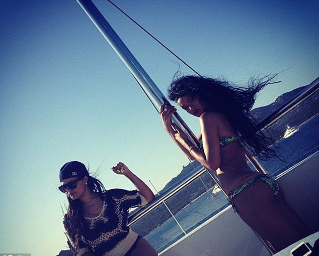 Η Ριάνα με μπικίνι και φίλες σε γιοτ στην Σαρδηνία [εικόνες] | iefimerida.gr 1