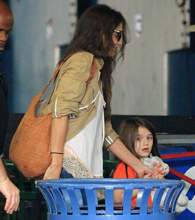 Χολμς και Σούρι σε αυτοκινητιστικό: Έπεσε πάνω τους σκουπιδιάρικο [εικόνες] | iefimerida.gr 0