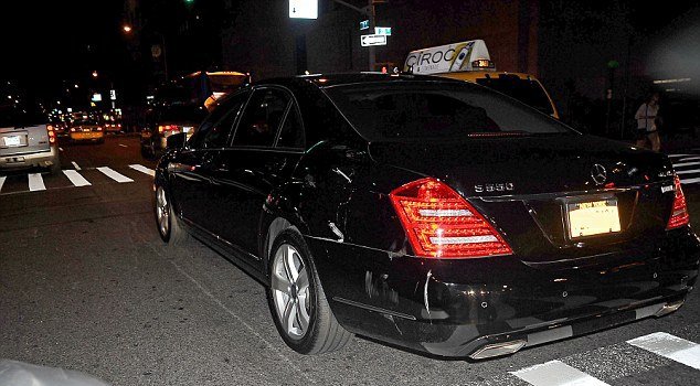 Χολμς και Σούρι σε αυτοκινητιστικό: Έπεσε πάνω τους σκουπιδιάρικο [εικόνες] | iefimerida.gr 2