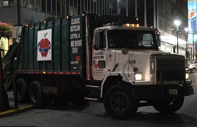 Χολμς και Σούρι σε αυτοκινητιστικό: Έπεσε πάνω τους σκουπιδιάρικο [εικόνες] | iefimerida.gr 1