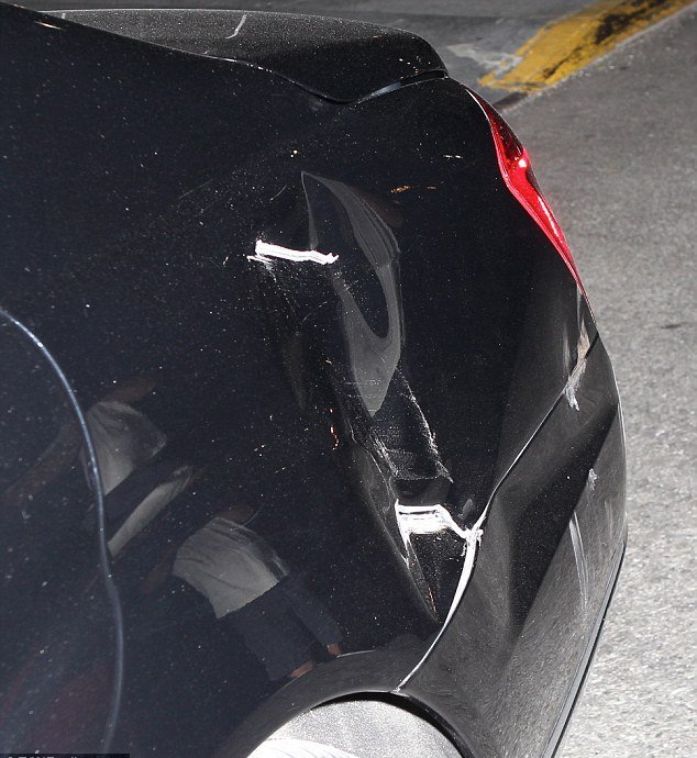 Χολμς και Σούρι σε αυτοκινητιστικό: Έπεσε πάνω τους σκουπιδιάρικο [εικόνες] | iefimerida.gr 3