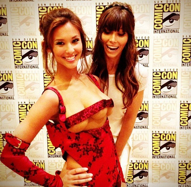 Εξωγήινη με τρία στήθη κλέβει την παράσταση [εικόνες+βίντεο] | iefimerida.gr 0