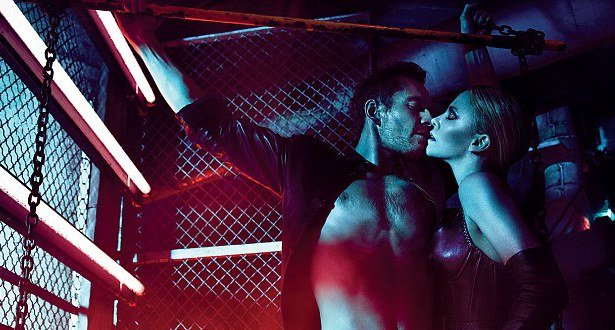 Η Σαρλίζ Θερόν με εσώρουχα, παίζει με αλυσίδες και τον Φασμπέντερ [εικόνες] | iefimerida.gr 3