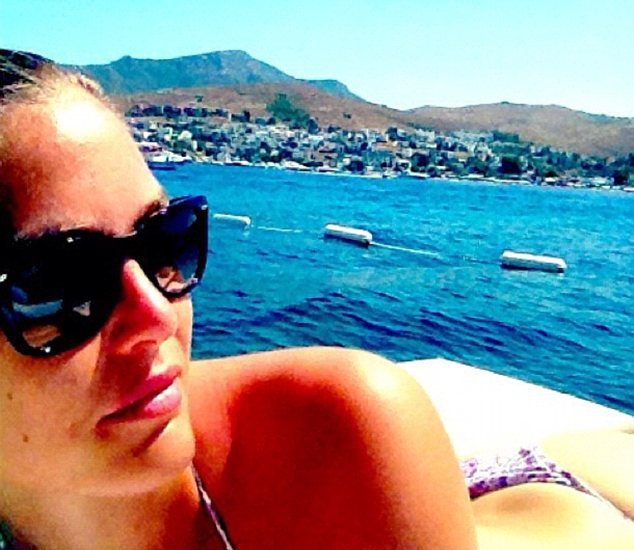 Σούπερμοντελ με μπικίνι σε υποβρύχιες λήψεις [εικόνες] | iefimerida.gr 3