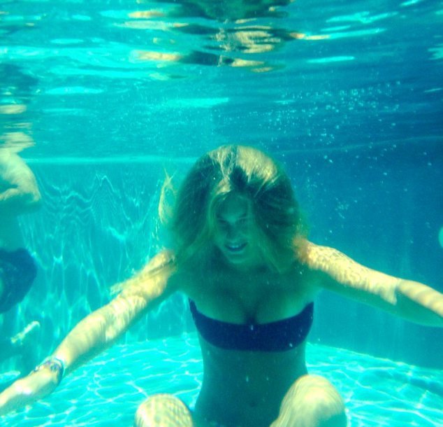 Σούπερμοντελ με μπικίνι σε υποβρύχιες λήψεις [εικόνες] | iefimerida.gr 1