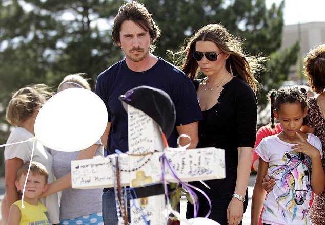 O Κρίστιαν Μπέιλ παρηγορεί τα θύματα του μακελειού στο Κολοράντο [εικόνες] | iefimerida.gr 1