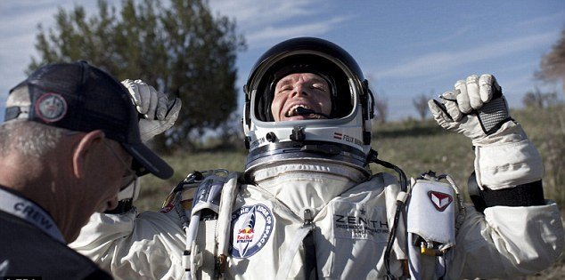 Πήδηξε στο κενό από τα 29.000 μέτρα [εικόνες+ βίντεο] | iefimerida.gr 2