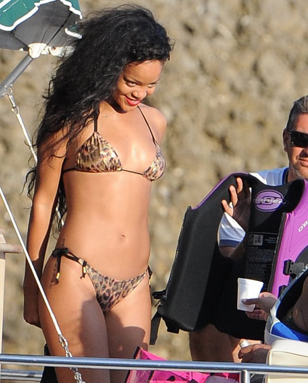 H Ριάνα, το λεοπάρ μπικίνι, η μάνικα και το μπουκάλι σαμπάνιας [εικόνες] | iefimerida.gr 3