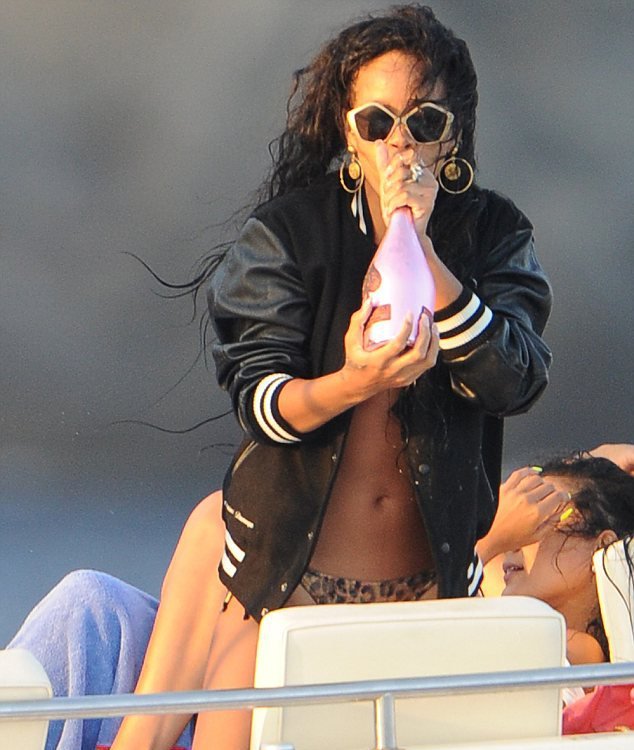 H Ριάνα, το λεοπάρ μπικίνι, η μάνικα και το μπουκάλι σαμπάνιας [εικόνες] | iefimerida.gr 5