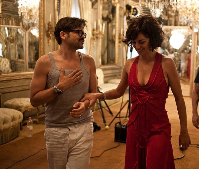 Η Πενέλοπε Κρουζ σέξι στα κόκκινα με ένα Campari στο χέρι [εικόνες] | iefimerida.gr 2