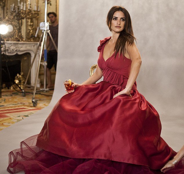 Η Πενέλοπε Κρουζ σέξι στα κόκκινα με ένα Campari στο χέρι [εικόνες] | iefimerida.gr 0