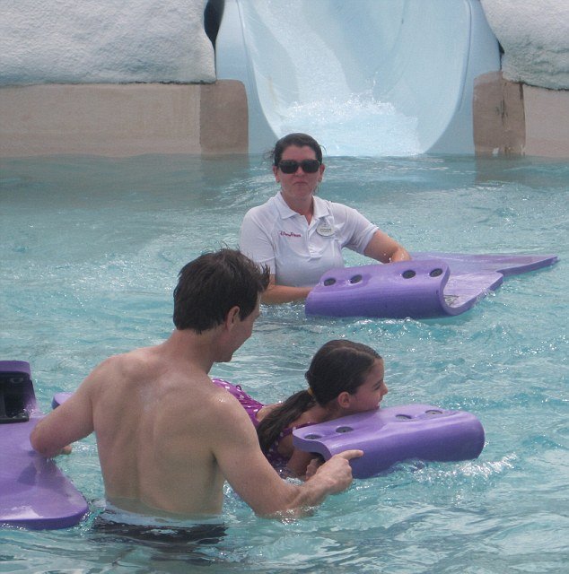 Ο Κρουζ φοράει μαγιό και το «παίζει» μπαμπάς- Πήγε την Σούρι στην Disney [εικόνες] | iefimerida.gr 0