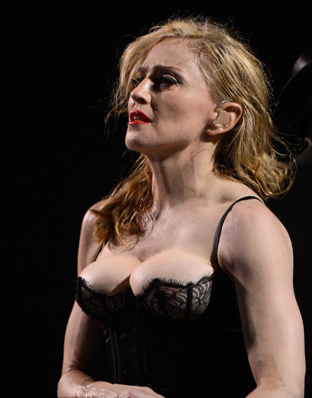 Η Μαντόνα επιμένει να δείχνει το στήθος της-Ακόμη με τον γιο της δίπλα [εικόνα] | iefimerida.gr 0