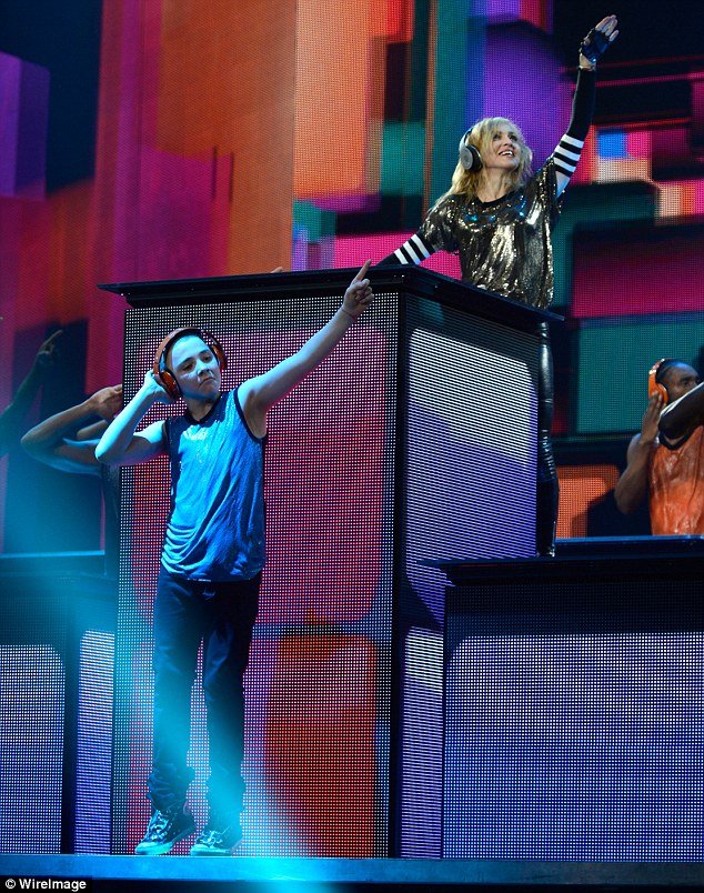 Η Μαντόνα επιμένει να δείχνει το στήθος της-Ακόμη με τον γιο της δίπλα [εικόνα] | iefimerida.gr 2