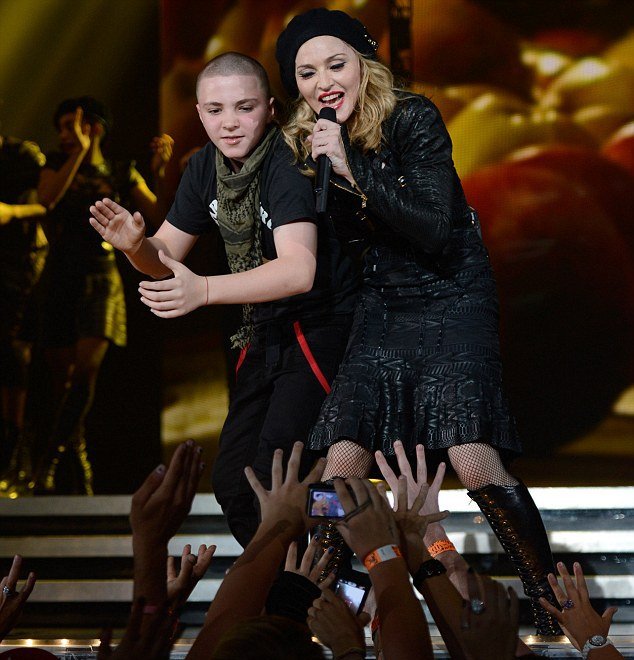 Η Μαντόνα επιμένει να δείχνει το στήθος της-Ακόμη με τον γιο της δίπλα [εικόνα] | iefimerida.gr 1