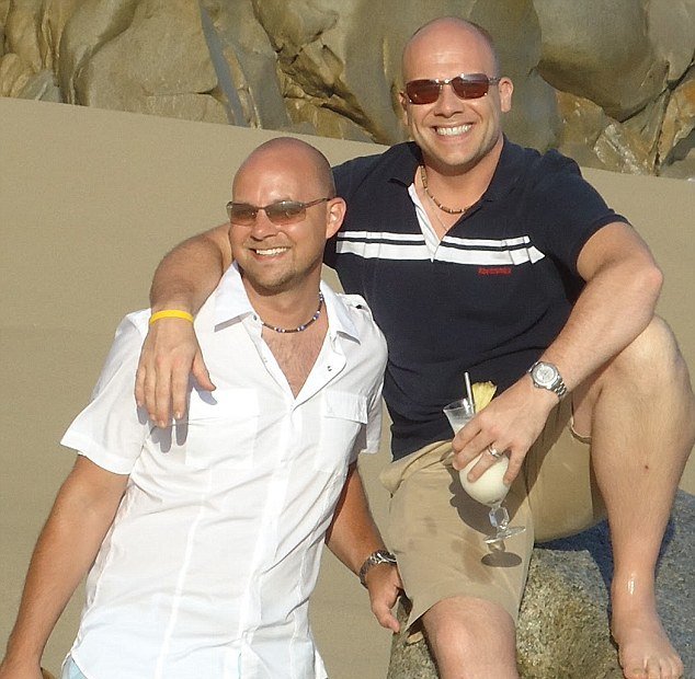 Γκέι ζευγάρι μηνύει αεροπορική-Βρήκαν τον δονητή τους χρησιμοποιημένο [εικόνες] | iefimerida.gr 0