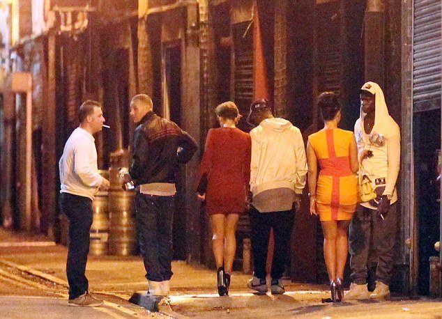 O Μπαλοτέλι νοίκιασε βαν για να μεταφέρει αυτές που «καμάκωσε» σπίτι του [εικόνες] | iefimerida.gr 0