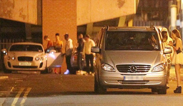 O Μπαλοτέλι νοίκιασε βαν για να μεταφέρει αυτές που «καμάκωσε» σπίτι του [εικόνες] | iefimerida.gr 2