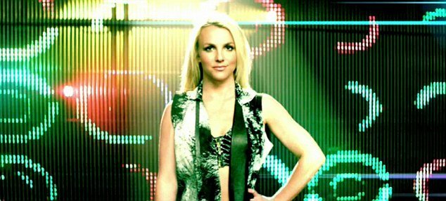 H Μπρίτνεϊ Σπίαρς προκαλεί-Με σουτιέν σε παιδική διαφήμιση [εικόνες+ βίντεο] | iefimerida.gr 1