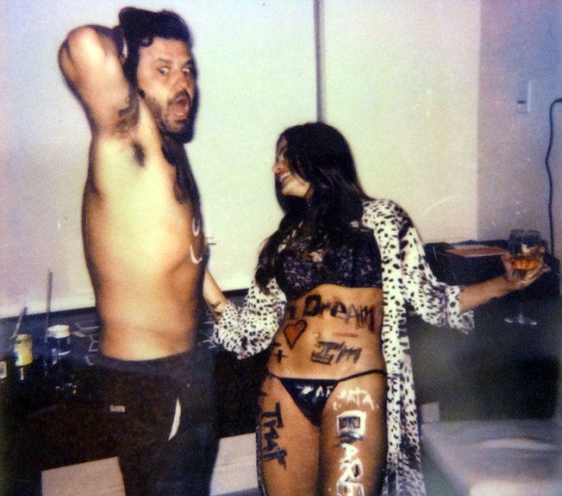 Η ημίγυμνη Σοφία Βεργκάρα αφήνει ζωγράφο να την «μπογιατίσει» [εικόνες] | iefimerida.gr 2