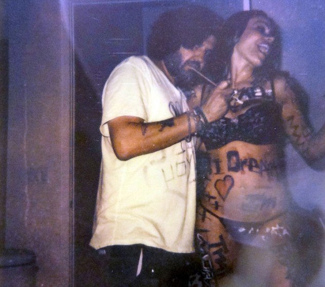 Η ημίγυμνη Σοφία Βεργκάρα αφήνει ζωγράφο να την «μπογιατίσει» [εικόνες] | iefimerida.gr 1