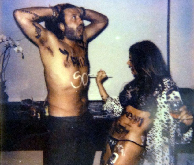 Η ημίγυμνη Σοφία Βεργκάρα αφήνει ζωγράφο να την «μπογιατίσει» [εικόνες] | iefimerida.gr 0