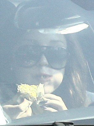 Έπιασαν στάρλετ με μαριχουάνα σε βρώμικη BMW [εικόνες] | iefimerida.gr 3