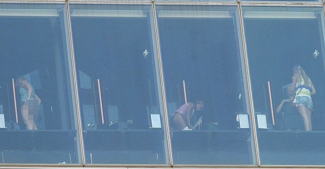 Γιαπωνέζοι φωτογραφίζουν Ντι Κάπριο και Κάμερον Ντίαζ στην τουαλέτα [εικόνες] | iefimerida.gr 1