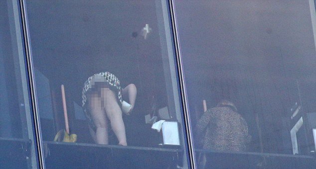 Γιαπωνέζοι φωτογραφίζουν Ντι Κάπριο και Κάμερον Ντίαζ στην τουαλέτα [εικόνες] | iefimerida.gr 2