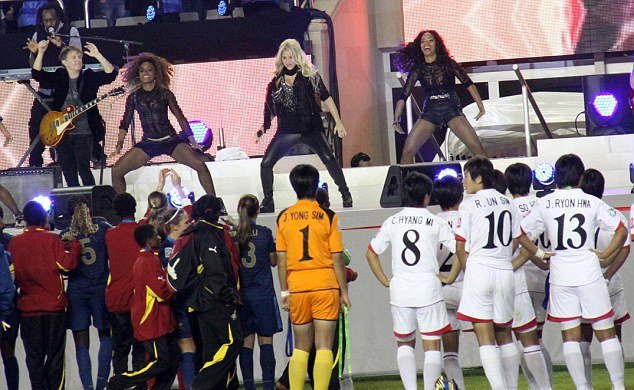 Η 6 1/2 μηνών έγκυος Σακίρα χορεύει πάνω στην σκηνή [εικόνες+βίντεο]  | iefimerida.gr 1