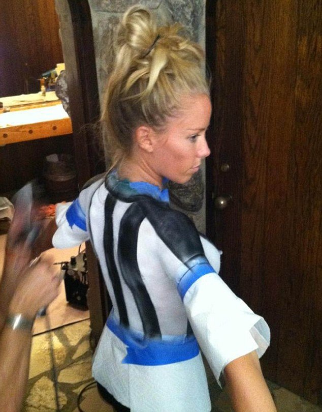 Αυτή είναι η ριάλιτι σταρ που εμφανίστηκε γυμνόστηθη σε πάρτι [εικόνες]  | iefimerida.gr 1