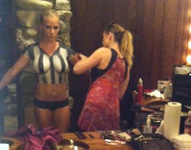 Αυτή είναι η ριάλιτι σταρ που εμφανίστηκε γυμνόστηθη σε πάρτι [εικόνες]  | iefimerida.gr 2